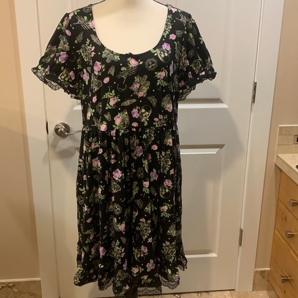 Hot Topic Dresses & Skirts - Hot Topic Black Floral Dress
